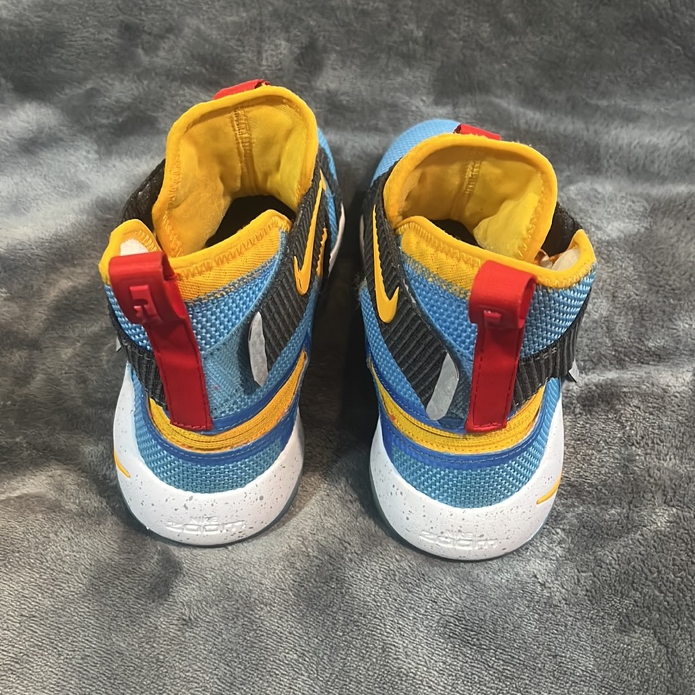 Lebron Soldier 11 FlyEase GS Sz 6.5Y University Gold/Blue EUC AJ6985-700 - Picture 4 of 6